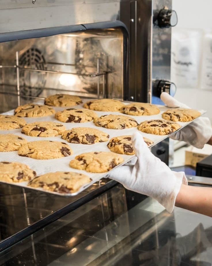 Galletas de chocolate recién horneadas